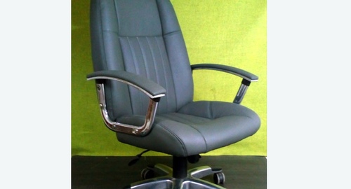 Перетяжка офисного кресла кожей. Мураново